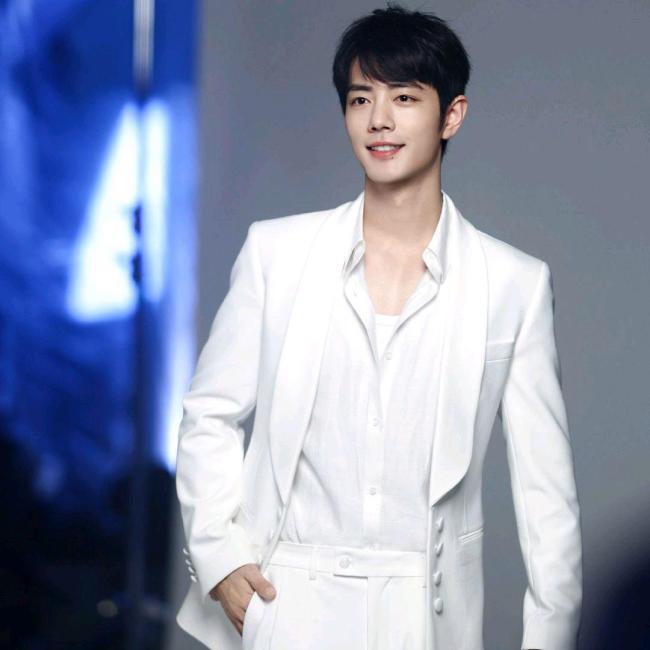 肖战与开云集团CEO合照 顶奢秀场最高礼遇