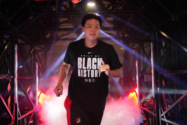 杨瀚森不打比赛时除了训练还忙啥 赛场外的多样职责