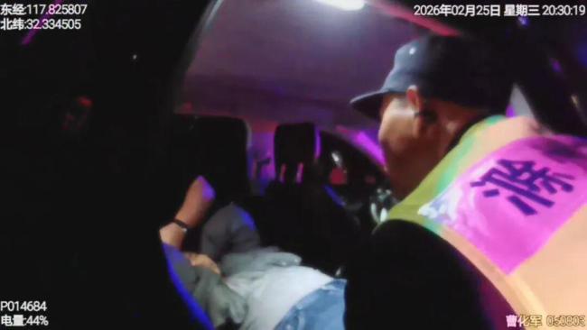 女子突发癔症欲跳车 交警紧急出手 高速路上的温情救援