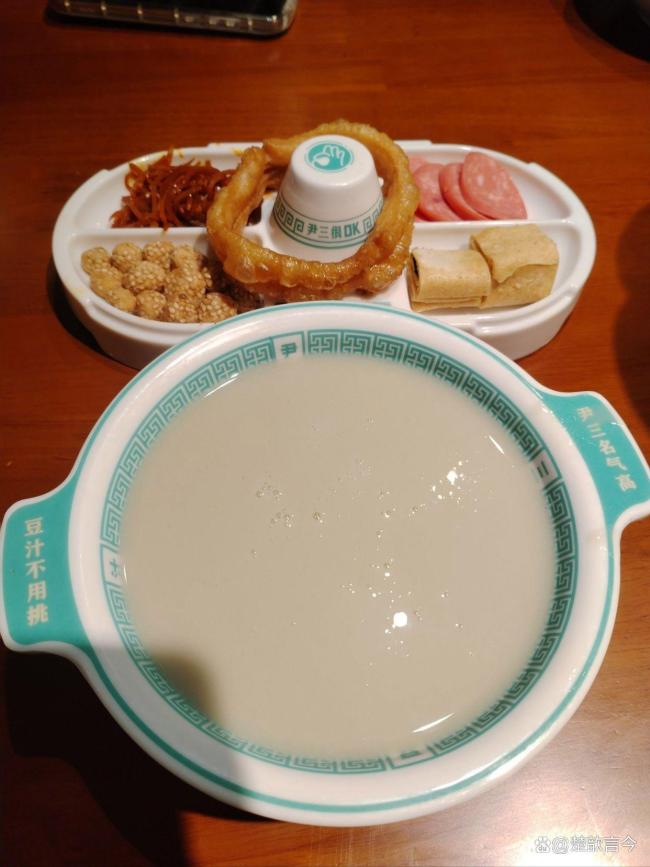 北京豆汁大爷回应残疾证质疑 玩笑引发食品安全争议