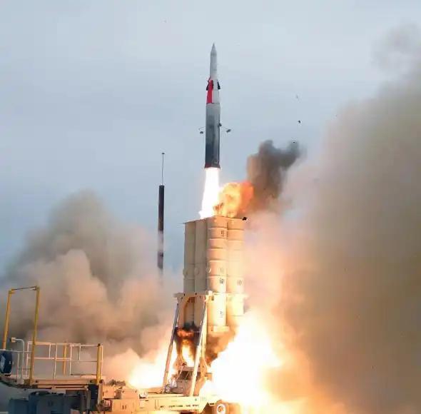 伊朗向美林肯号航母发射四枚导弹