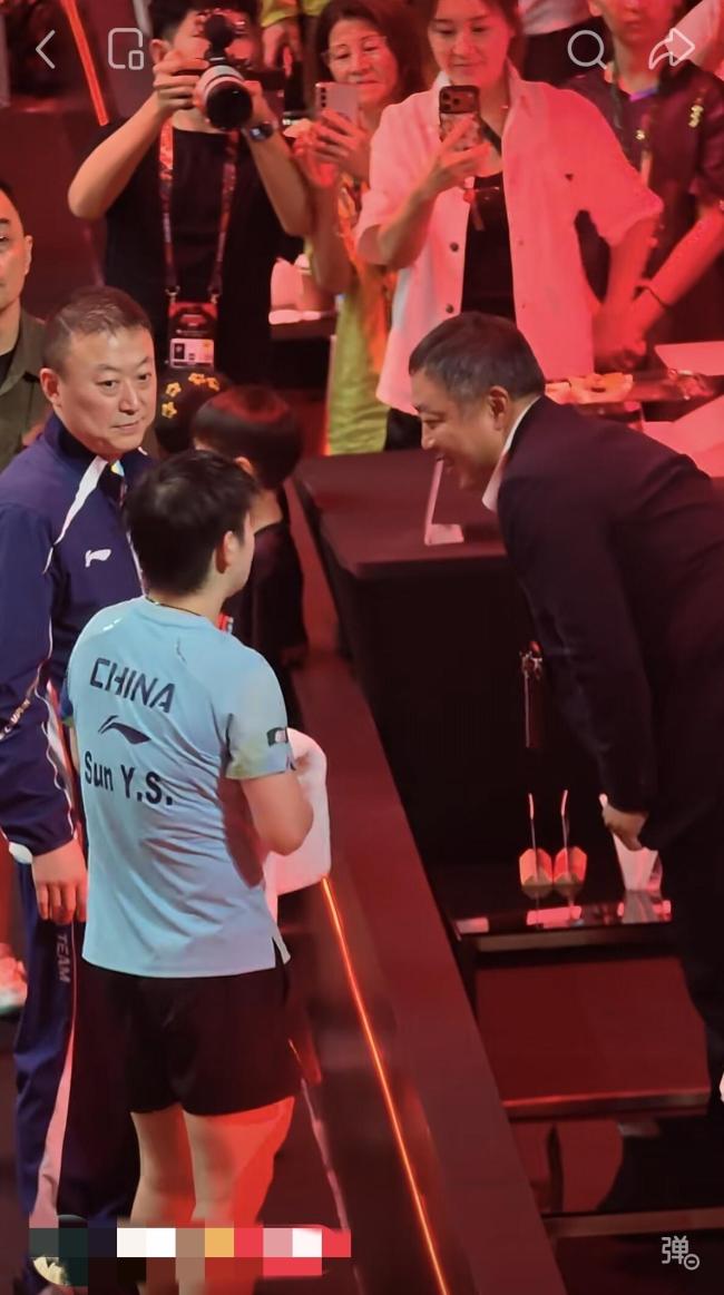 刘国梁又来看孙颖莎比赛，赛后两人握手复盘太温馨了 温情互动超越胜负