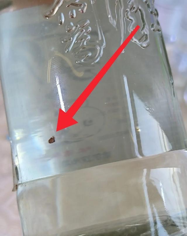 25年未开封陈酿现不明异物 酒企回应 承诺担责
