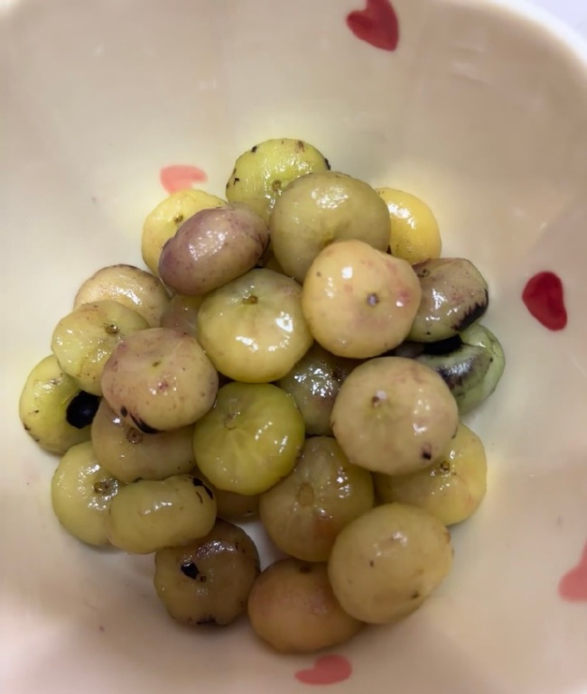 第一次见这样吃蓝莓的,蓝莓剥皮……