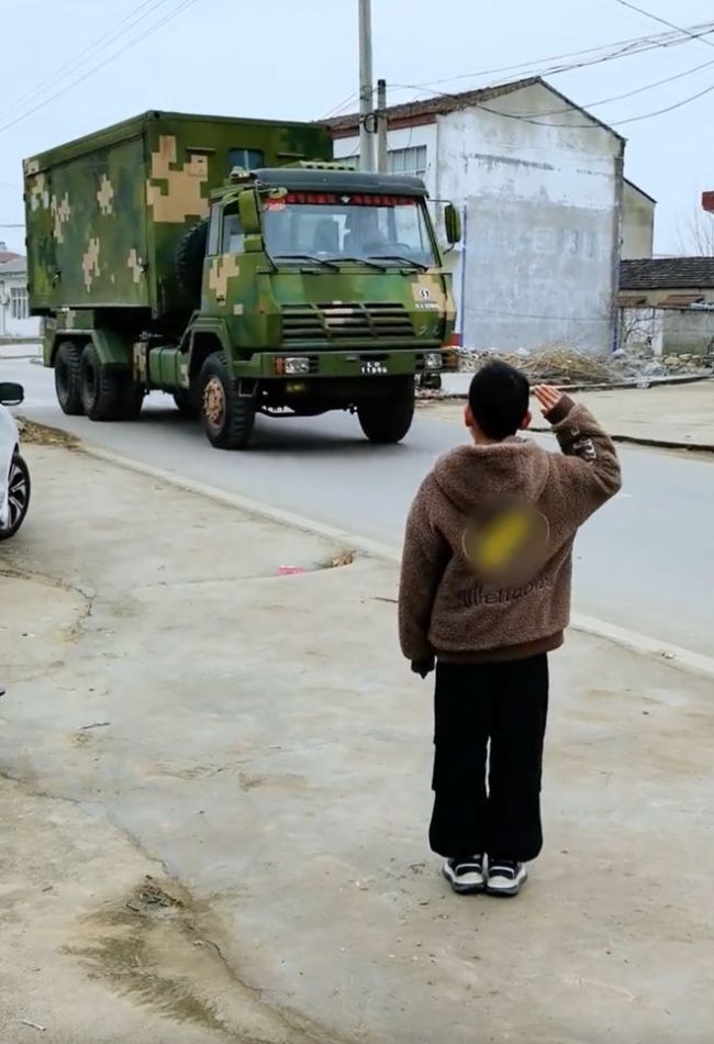 军车鸣笛回应敬礼男孩 纯粹敬意感动网友