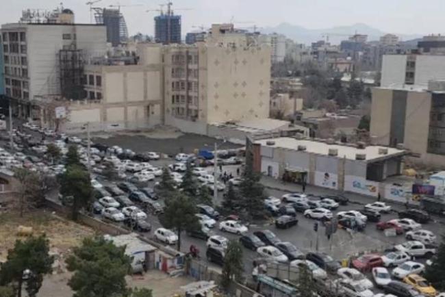 伊朗首都民众陷入恐慌 空袭引发大堵车