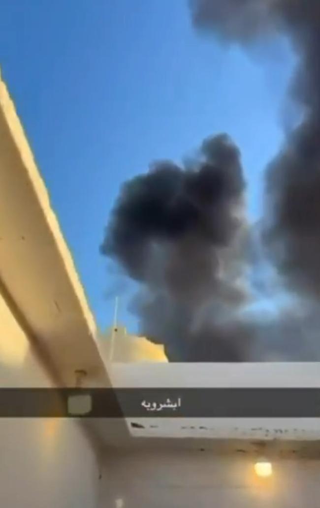 美军F-15战机疑被击中 飞行员跳伞 坠毁原因未知