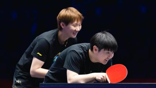 央媒祝贺孙颖莎夺冠，点赞王曼昱 巅峰对决精彩纷呈