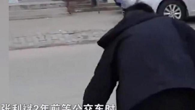 热心男子在路边公益拔钉 为行人清除隐患