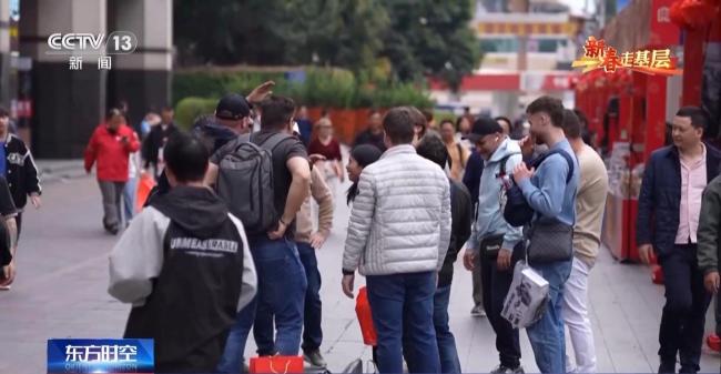 跟随外卖小哥见证一杯咖啡里的活力中国