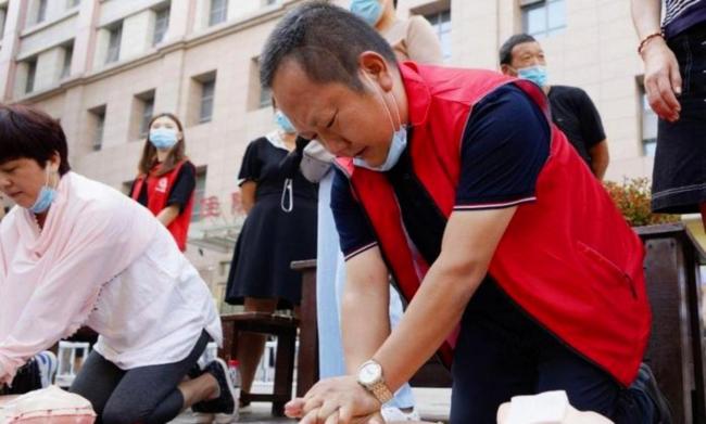 热心男子在路边公益拔钉 为行人清除隐患