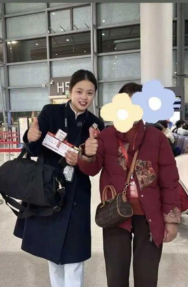 69岁老人不识字独自乘机网友接力护送 爱心接力温暖人心