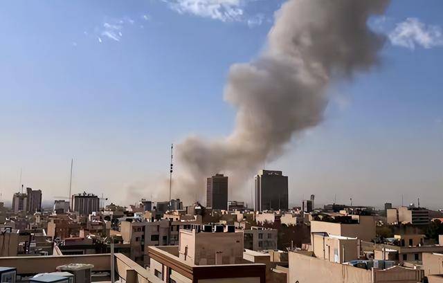 黑旗升起战争升级!卫星视角看美伊开战第二日:哈梅内伊殒命,美军多个基地被袭击!