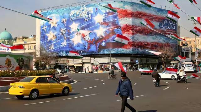 黑旗升起战争升级!卫星视角看美伊开战第二日:哈梅内伊殒命,美军多个基地被袭击!