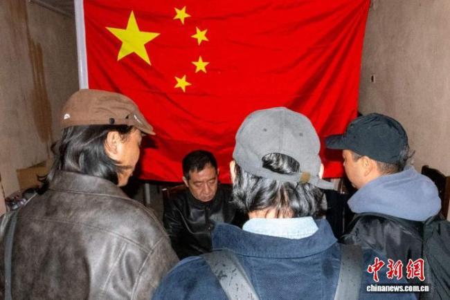 首批18名中国公民撤离至阿塞拜疆 平安抵达巴库