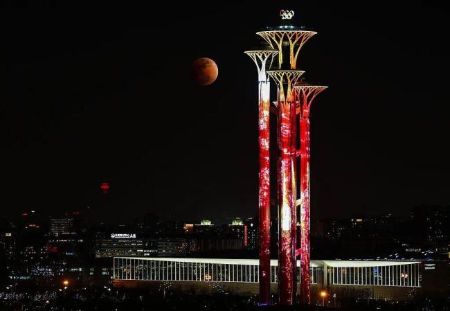 刷屏朋友圈!“元宵红月”高清图来了 数十年一遇奇观