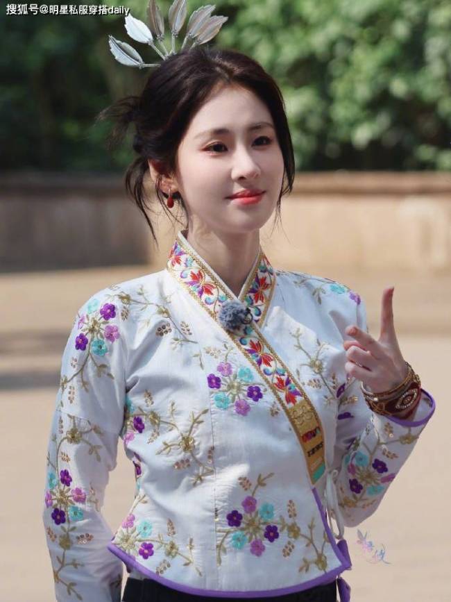 张碧晨完全是傣族公主 民族风造型惊艳众人