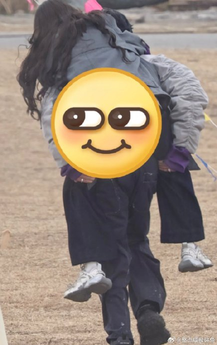 王鹤棣背白鹿跑步 自然互动引热议