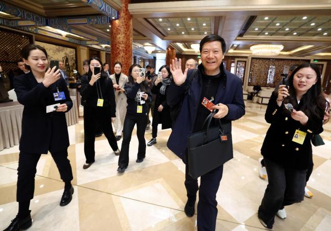 出席全国两会的代表委员已经报到 各地代表团陆续抵京