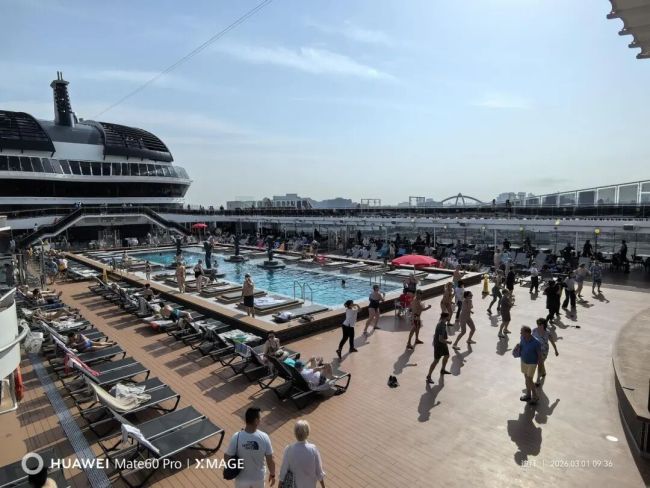 载5000余名游客的邮轮滞留迪拜港 战火下的无奈滞留