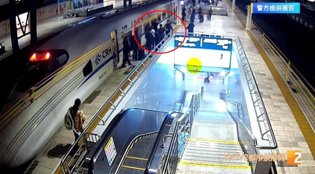 铁警开道护送断指男子就医