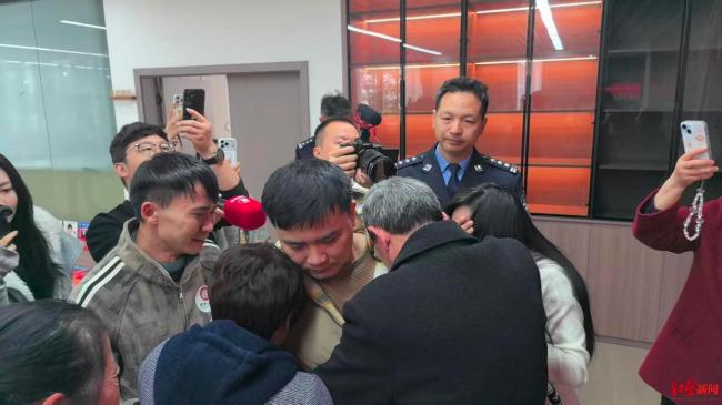 双胞胎哥哥失踪35年后与家人团聚 惊人相似度让现场惊呼