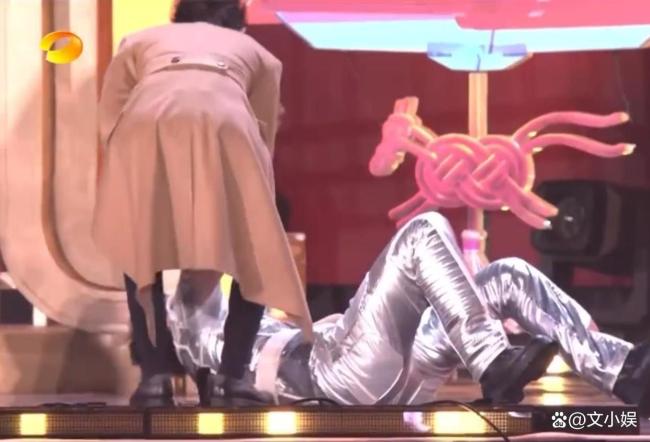 湖南元宵晚会嘉宾出场摔了个大屁墩 直播惊魂一刻