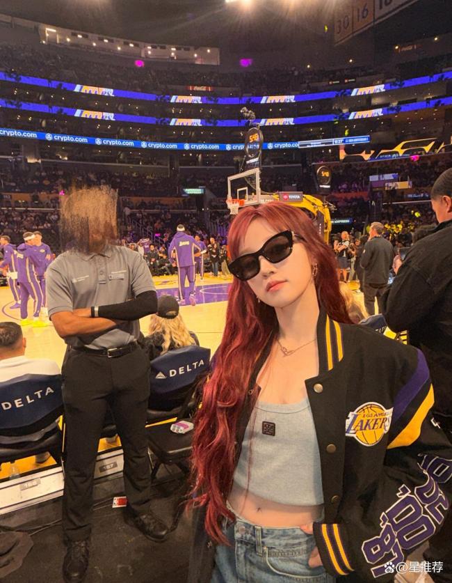 宋雨琦被詹姆斯比心