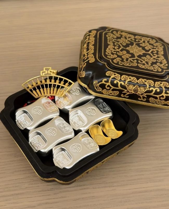 第一批高价买白银的年轻人,排队等解套 疯狂的白银背后