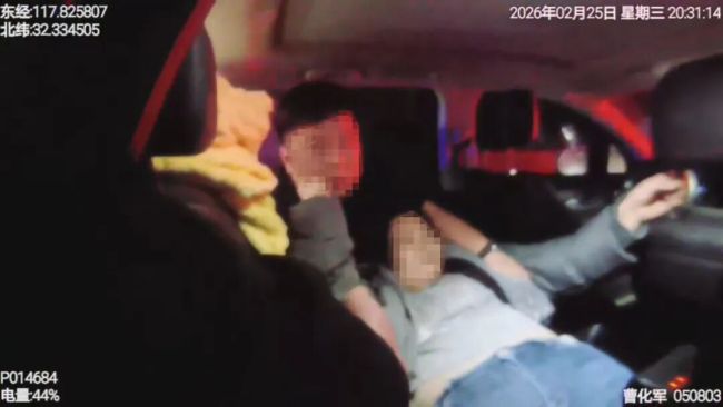 女子突发癔症欲跳车交警紧急出手 高速路上的生死救援