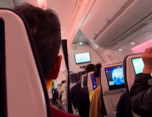 法航落地的音乐让人应激 本来昏昏欲睡的中国乘客瞬间清醒