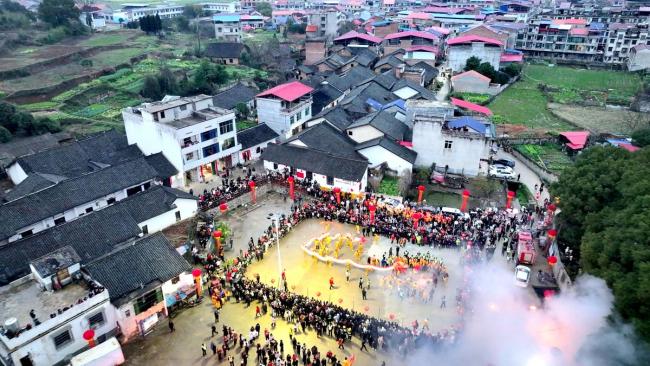 湖南人的元宵节含“龙”量有点高 火龙灯会热闹非凡