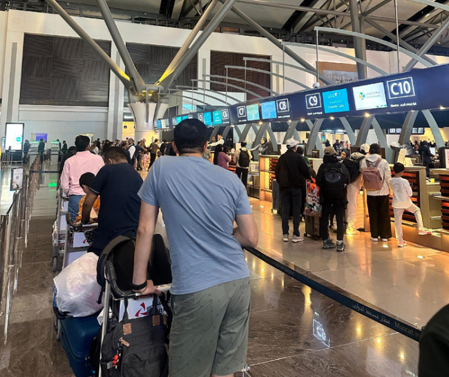 迪拜惊魂36小时：战争阴影下中国人的撤离、滞留与盼归 战火中的坚守与期盼