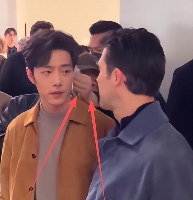 肖战试衣服时的表情 汗流浃背萌态十足