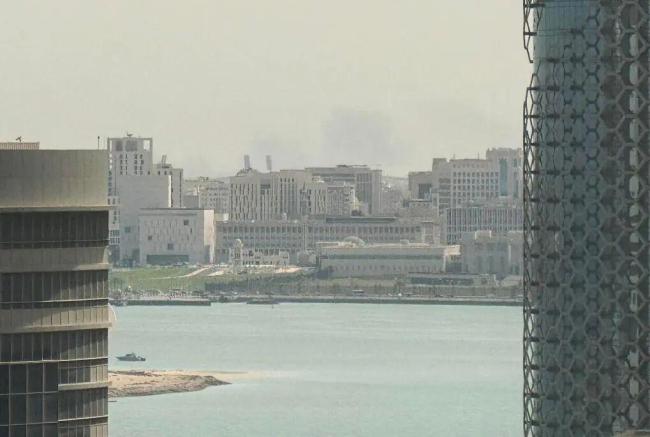 记者采访车变接驳车护送中国同胞 机场遇袭滞留同胞获助