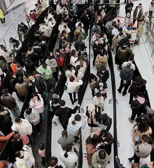 在迪拜工作的中国人囤了一冰箱食物 异乡生活的酸甜苦辣