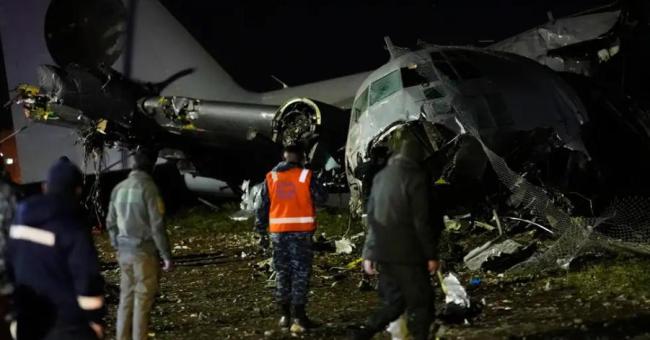 运钞飞机坠毁后遭哄抢 数百人捡拾钞票引发混乱