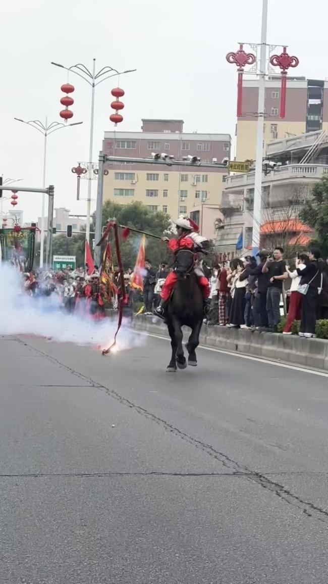 潮汕骑马开道的“先锋官”日薪多少 真实收入揭秘