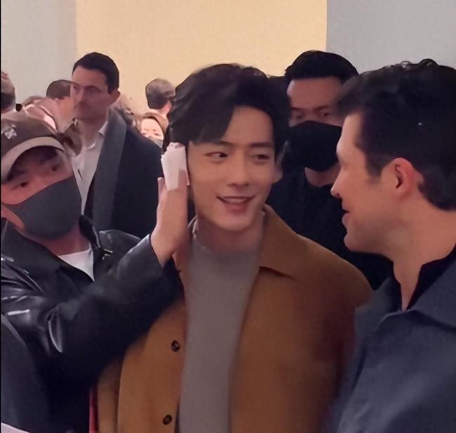 肖战试衣服时的表情