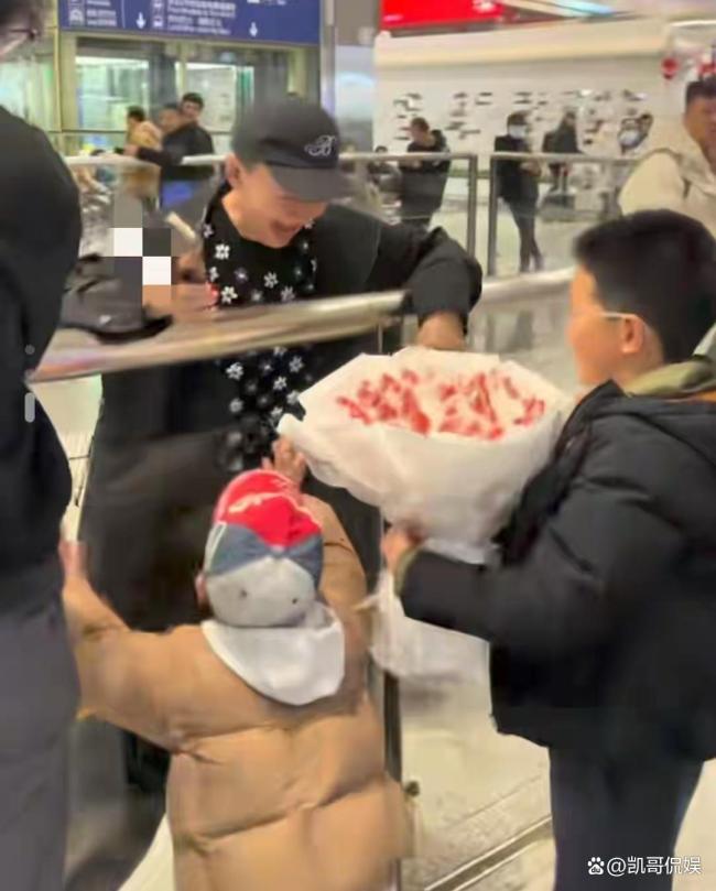 王博谷带着孩子给宋丹丹接机 温馨一幕感动全网