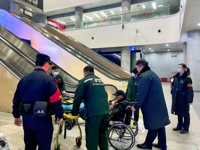 老人候车室倒地铁警助其脱险