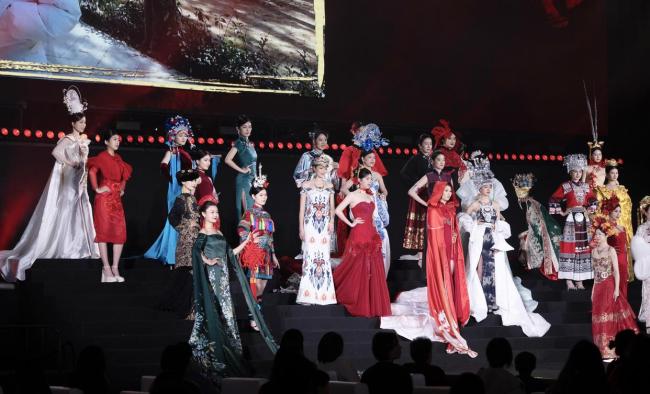 新疆喀什姑娘拿下中国小姐全国冠军 文化与美丽并重