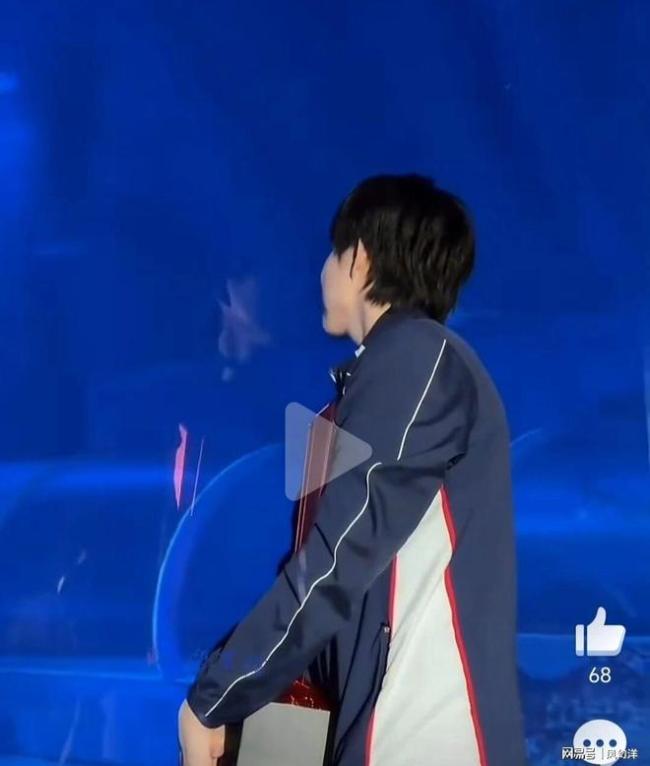 王楚钦观赏鲨鱼