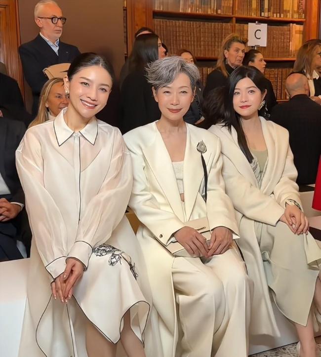 肖战试衣服时的表情 汗流浃背萌态十足