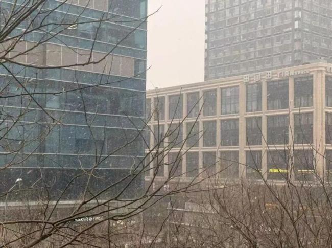 北京的雪突然大起来了，道路结冰预警！大兴机场提示——雪天出行多预留30分钟