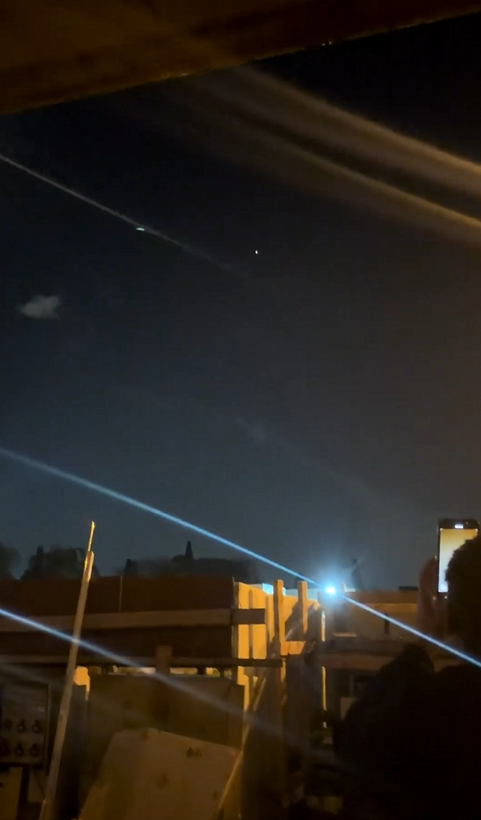 重庆建筑工人在以色列目击导弹飞过:每天该上班上班,超市也能买到东西!