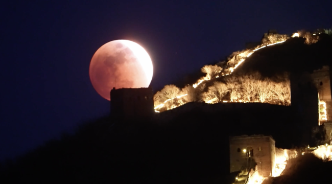 月全食长城同框意境拉满 红月升起震撼美景