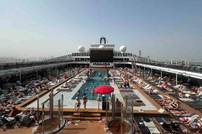 滞留迪拜游客说同胞们都在互助 团结等待曙光