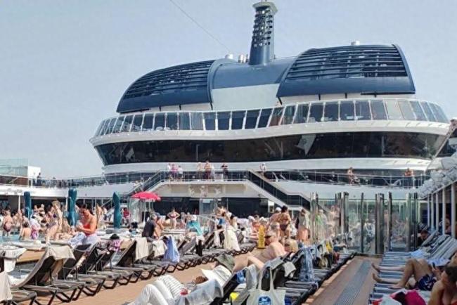 滞留迪拜游客说同胞们都在互助 团结等待曙光