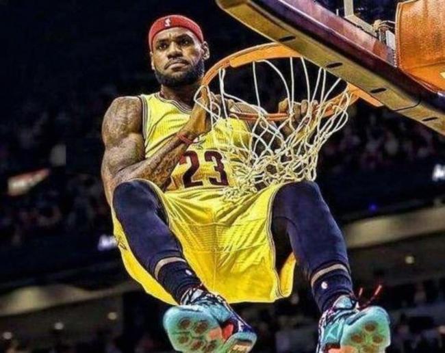 41岁詹姆斯逆天暴扣!慢镜还原现场:上演滑倒暴扣点燃全场,老将风采依旧